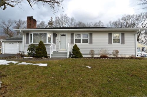 24 Iannotti Ln, Derby, CT 06418-2215