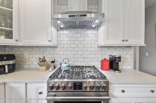 302 2nd Ave, Tinton Falls NJ  07712-6132 exterior