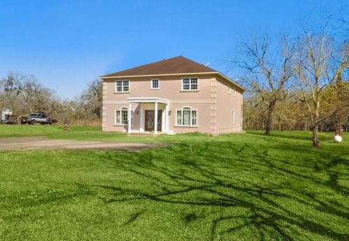 115 Oak Colony Dr, Angleton TX  77515-9002 exterior