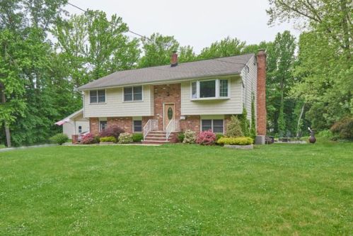 5 Kenwood Dr, Middletown, NJ 07748-2205