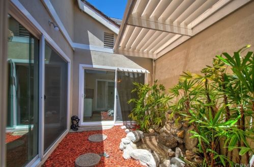 19 Woodland Dr, Irvine CA  92604-4534 exterior
