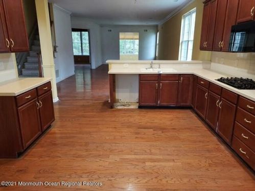 8 Oakhill Ct, Jackson Twp, NJ 08527-4052