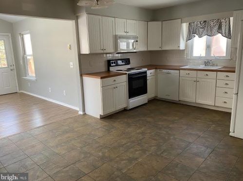 242 Bayberry St, Browns Mills, NJ 08015-1430