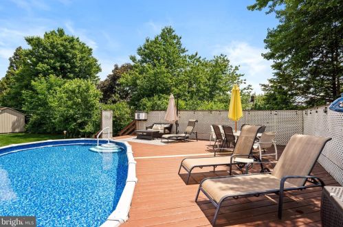 39 Ray Dwier Dr, Trenton NJ  08690-1808 exterior