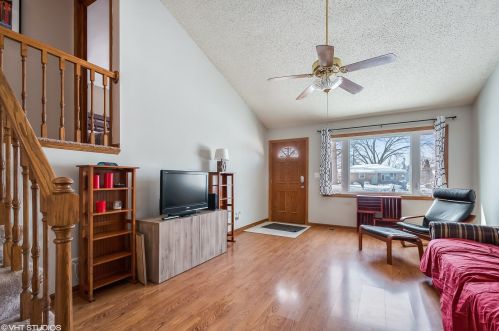 291 Maple Ave, Wood Dale, IL 60191-1512