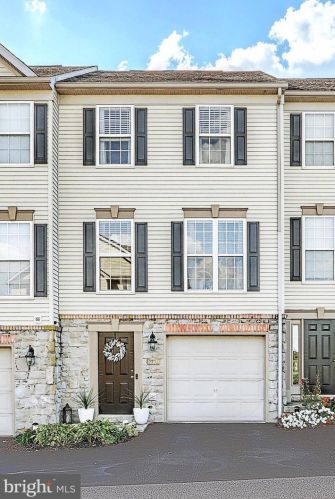 2734 Hunters Crest Dr, York, PA 17402-8526