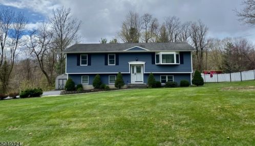 2 Robert St, Roxbury Township, NJ 07836-9768