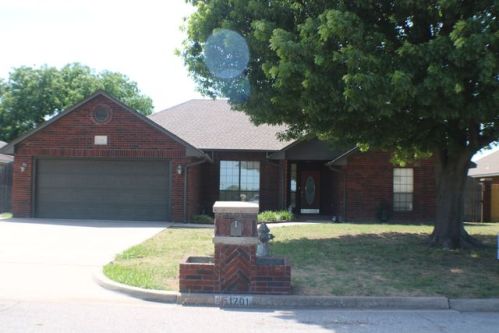 1701 Southern Hills Dr, Ardmore, OK 73401-9066