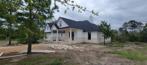 142 Comanche Dr, Hills, TX 78659-4893