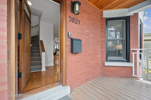3821 Ravenswood Ave, Chicago, IL 60613-2735