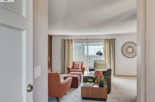 14057 Doolittle Dr, San Leandro, CA 94577-5537