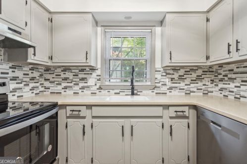 74 Montre Sq, Atlanta GA  30327-4044 exterior