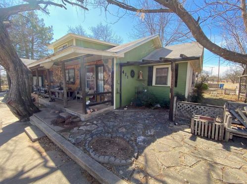 411 Truett St, Winters, TX 79567-4522
