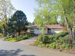 6765 Raleighwood Ln, Portland, OR 97225-1922