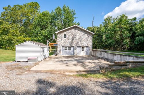 365 Big Oak Dr, Shepherdstown WV 25443-4598 exterior