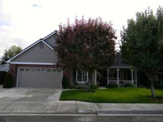 1253 Carolina Ave, Clovis, CA 93619-2701