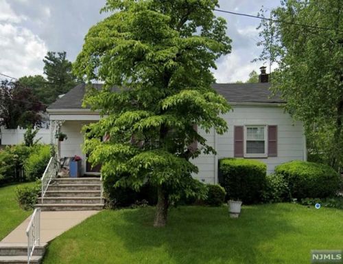 33 Freeman Pl, Town Center, NJ 07052-4404