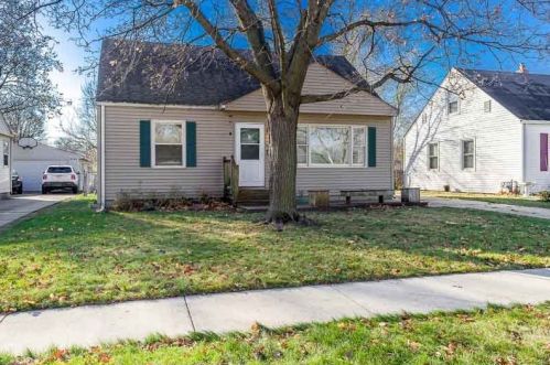 2412 Midway Dr, Rockford, IL 61103-2836