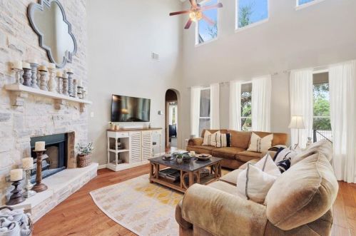 13004 Bloomfield Hills Ln, Austin TX  78732-2067 exterior