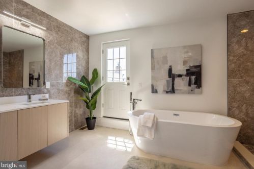 808 Fitzwater St, Philadelphia, PA 19147-2808