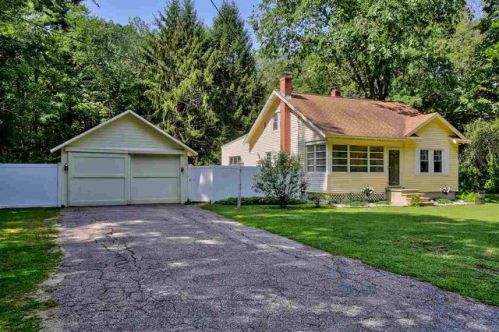 31 Depot Rd, Kingston, NH 03848-3207