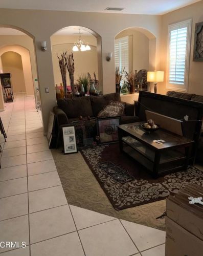 1977 Mission Hills Dr, Oxnard, CA 93036-6319