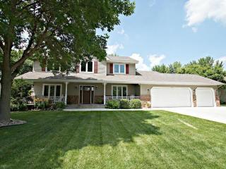 792 Ashley Dr, Chaska, MN 55318-1554