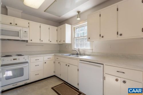 2210 Banbury St, Charlottesville, VA 22901-2956