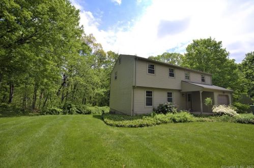 37 Oakdale Cir, Wallingford, CT 06492-5719