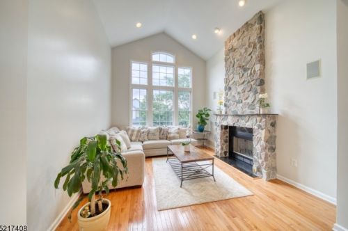 19 Skyview Dr, Paterson NJ  07508-3142 exterior