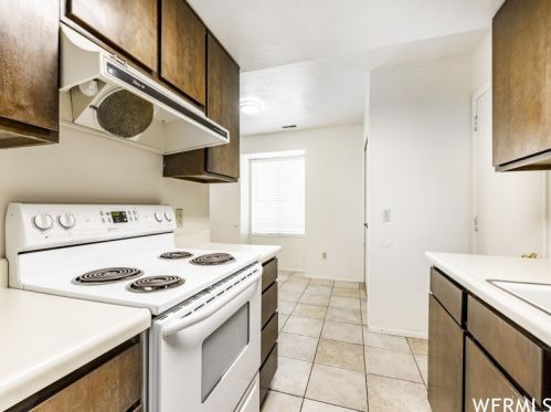 753 Vlg Way, Sandy UT 84094-1861 exterior