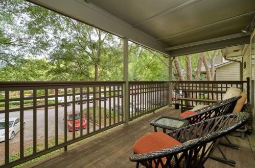 801 Lenox Way, Atlanta GA  30324-2868 exterior