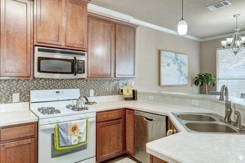 108 Ferrule Dr, Uhland TX 78640-8008 exterior