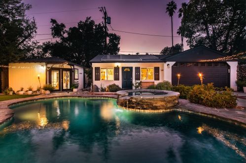 5533 Allott Ave, Van Nuys, CA 91401-5222