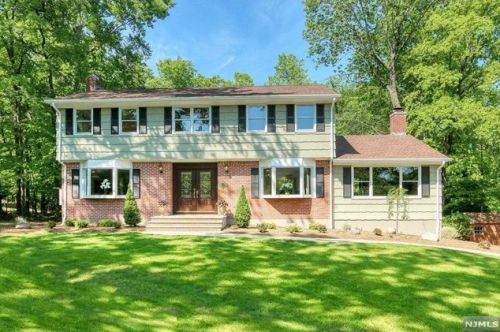 41 Tam O Shanter Dr, Mahwah, NJ 07430-1526
