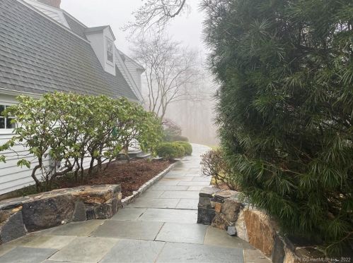 25 Deacons Ln, Wilton, CT 06897-2920