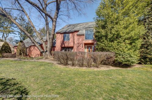 14 Takolusa Dr, Holmdel Village, NJ 07733-1232