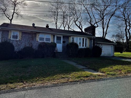 105 Fir Ave, Tiverton, RI 02878-1640