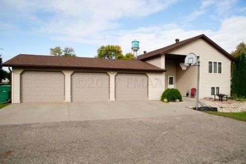 320 Maple St, Kindred, ND 58051-4310