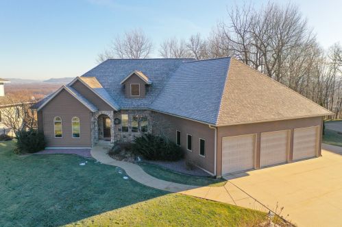 32 Mcintosh Rd, La Crescent, MN 55947-1073