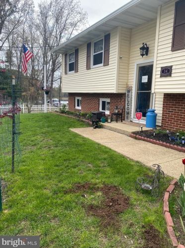 14 Bee St, Browns Mills, NJ 08015-1242