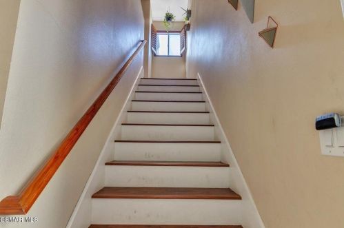 6524 Twin Circle Ln, Simi Valley, CA 93063-6413