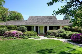 314 Canterbury Ln, Wyckoff, NJ 07481-2304