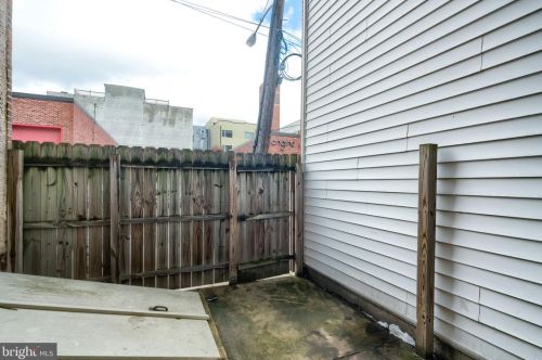 825 16 St, Philadelphia PA  19140-4911 exterior