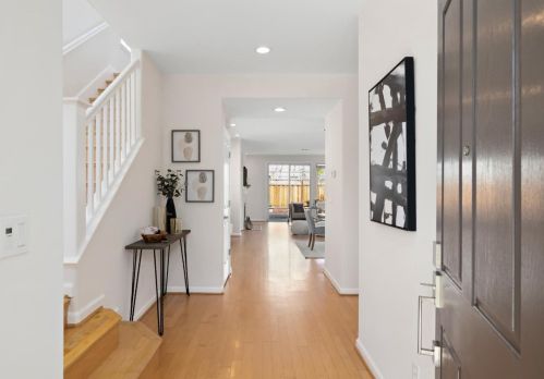 939 Oakes St, Palo Alto, CA 94303-2555