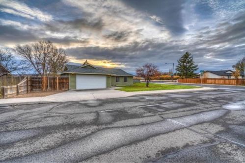 1089 Kenwood Dr, Metolius, OR 97741-9332