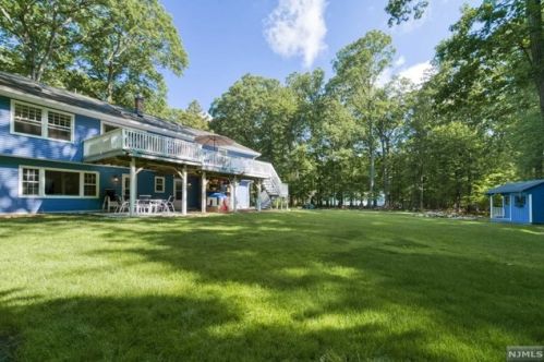 2 Leigh Ct, Allendale, NJ 07401-1117