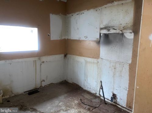 651 56th St, Philadelphia, PA 19143-2528