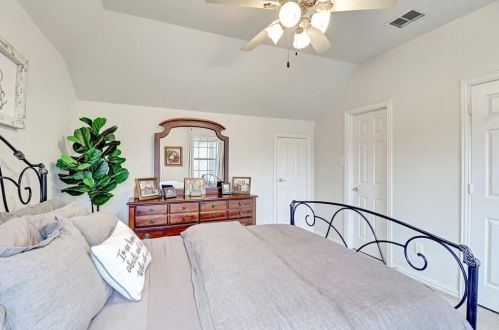 2540 Grn Oak Dr, Carrollton TX 75010-4221 exterior