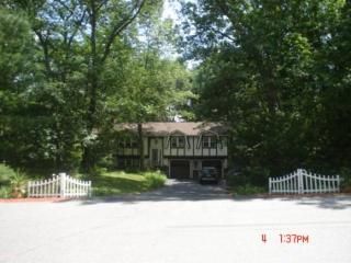 2 Woodhenge Cir, Londonderry, NH 03053-2201